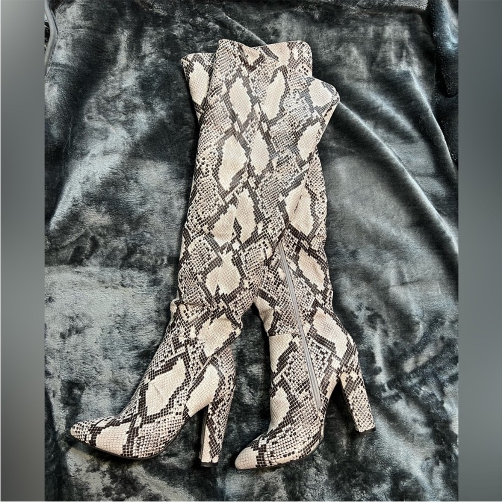 Snake skin boots, knee high / slightly over the knee